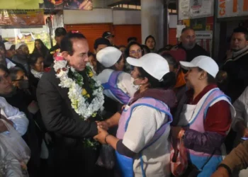 El alcalde de La Paz, César Dockweiler, visitó el mercado Lanza. FOTO: GAMLP