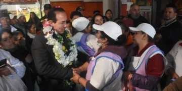 El alcalde de La Paz, César Dockweiler, visitó el mercado Lanza. FOTO: GAMLP