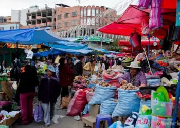 Población paceña de compras en un mercado local. Foto: Archivo
