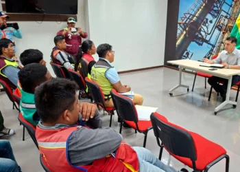 La reunión entre mototaxistas y el ejecutivo de Yacimientos. Foto: YPFB