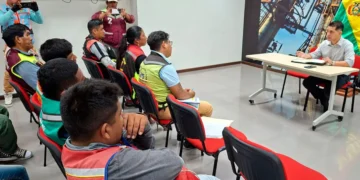 La reunión entre mototaxistas y el ejecutivo de Yacimientos. Foto: YPFB