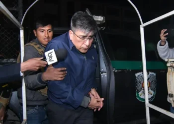 Ronald Casso es conducido a celdas de la FELCC, en La Paz. (Foto: APG)
