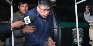 Ronald Casso es conducido a celdas de la FELCC, en La Paz. (Foto: APG)