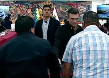 Rodrigo Paz a su arribo a la junta con los transportistas. Foto: Captura Bolivia Tv