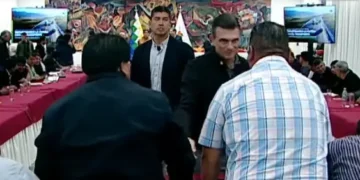 Rodrigo Paz a su arribo a la junta con los transportistas. Foto: Captura Bolivia Tv