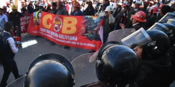 Protesta de la COB en puertas de la FELCC, en La Paz.
Foto: APG.