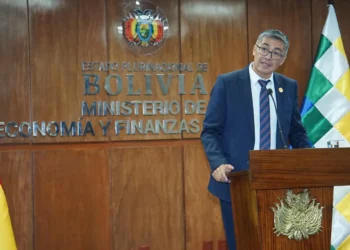 El ministro José Gabriel Espinoza en la conferencia de prensa. Foto: APG