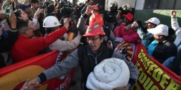Salida de los dirigente fabriles afiliados a la COB que tomaron el edificio del Ministerio de Trabajo la tarde del miércoles.
Foto: APG