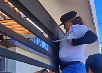 Maestros se encadenan y toman la Dirección de Educación en Santa Cruz
Foto referencial