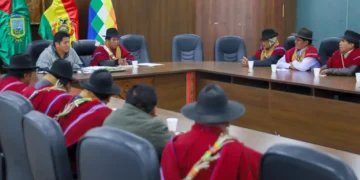 El alcalde de El Alto y comunarios en reunión
Foto Gamea