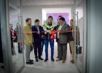 El ministro de Obras Públicas, Mauricio Zamora, inaugura las oficinas junto al alcalde de El Alto, Eliser Roca. FOTO: Obras Públicas