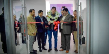 El ministro de Obras Públicas, Mauricio Zamora, inaugura las oficinas junto al alcalde de El Alto, Eliser Roca. FOTO: Obras Públicas