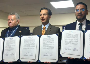 Firma de actas de compromiso entre el Servicio General de Identificación Personal 
Foto referencial