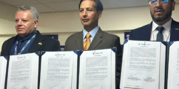 Firma de actas de compromiso entre el Servicio General de Identificación Personal 
Foto referencial
