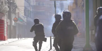 Policías gasifica a los mineros movilizados, que atacaron a efectivos pcon cachorros de dinamita.
Foto: APG