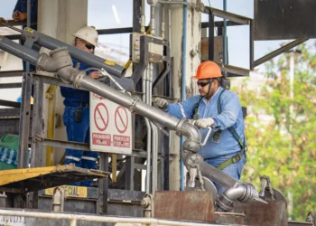 Trabajadores de YPFB en una planta de la estatal en Santa Cruz. Foto: YPFB
