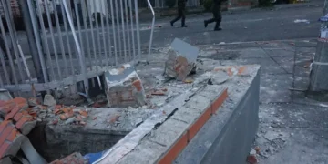 Maestros tumabaron uno de los muros del Ministerio de Educación.
