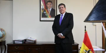 El ministro Blanco en su despacho ministerial. Foto: Oswaldo Aguirre