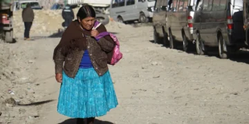 Una mujer pasa los puntos de bloqueo. Foto: APG