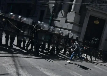 Policía resguarda la plaza Murillo. Foto: APG
