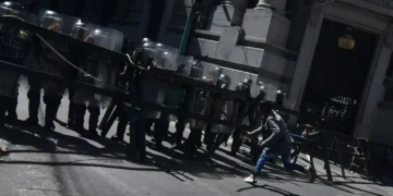 Policía resguarda la plaza Murillo. Foto: APG