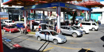 Enormes filas de vehículos en gasolineras de la zona Sur paceña. Foto: La Razón