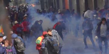 Los movilizados en La Paz se enfrentaron con la Policía. Generaron caos, destrozos y saqueos.
Foto: APG