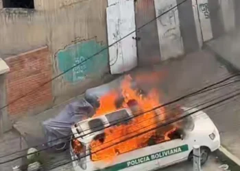 Vehículo policial se incendia. Foto: RRSS