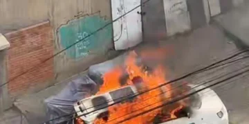 Vehículo policial se incendia. Foto: RRSS