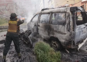 Policía controla incendio de vehículo policial. Foto: APG
