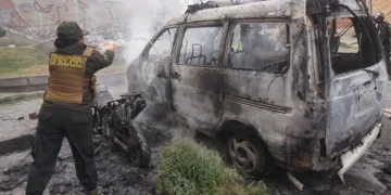 Policía controla incendio de vehículo policial. Foto: APG