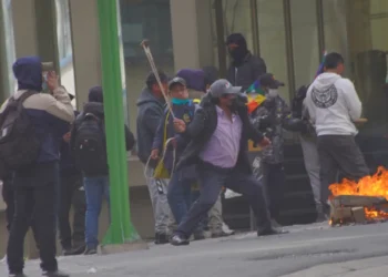 Un hombre afín a la COB agrede a la Policía con una honda.
Foto: APG