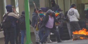 Un hombre afín a la COB agrede a la Policía con una honda.
Foto: APG