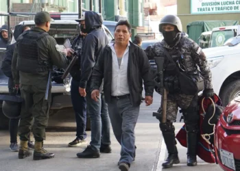 Un movilizado aprehendido por atques a la Policía ingresa a la FELCC en La Paz.
Foto: APG
