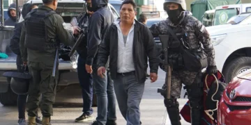 Un movilizado aprehendido por atques a la Policía ingresa a la FELCC en La Paz.
Foto: APG