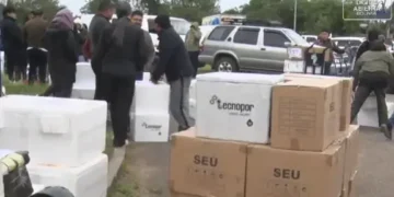 Largas filas en el aeropuerto de Santa Cruz para el envío de alimentos. Foto: Bolivia Tv