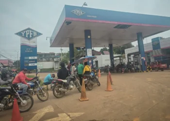 Filas por carburantes en Cobija. Foto: Prensa YPFB
