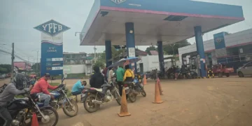 Filas por carburantes en Cobija. Foto: Prensa YPFB