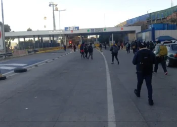 Pasajeros deben caminar para llegar o salir del aeropuerto de El Alto.
Foto: RRSS