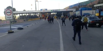 Pasajeros deben caminar para llegar o salir del aeropuerto de El Alto.
Foto: RRSS