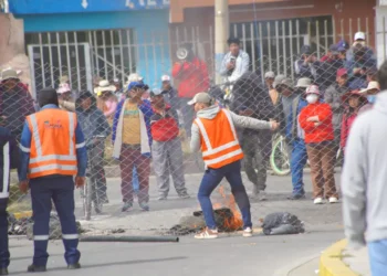 Disturbios en el ingreso del Aeropuerto de El Alto. Foto: APG