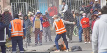Disturbios en el ingreso del Aeropuerto de El Alto. Foto: APG