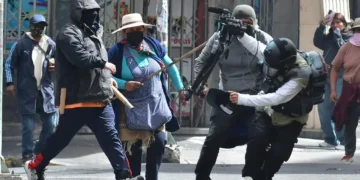 La prensa fue agredida en los disturbios. Foto: APG