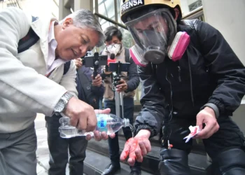 Prensa es atacada por marchistas. Foto: APG