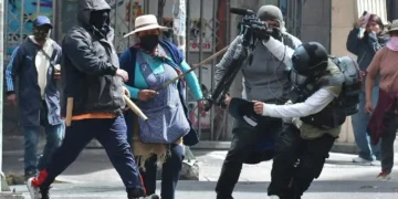 Un grupo de marchistas agrede a un camarógrafo.
Foto: APG