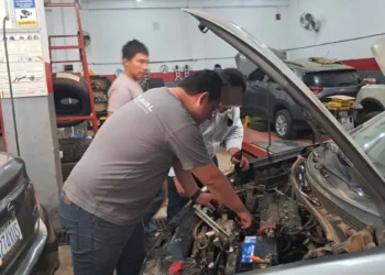 Un vehículo es arreglado en un taller mecánico. (Foto: Unibienes)