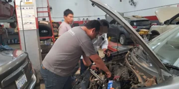 Un vehículo es arreglado en un taller mecánico. (Foto: Unibienes)