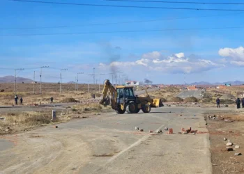 Un tractor retira los escombros de la vía La Paz - Oruro. (Foto: Min. Obras Públicas)