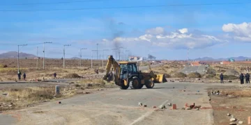 Un tractor retira los escombros de la vía La Paz - Oruro. (Foto: Min. Obras Públicas)