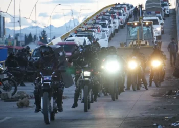 Un contingente policial se moviliza para desbloquear la carretera La Paz-Oruro. (Foto: APG)
